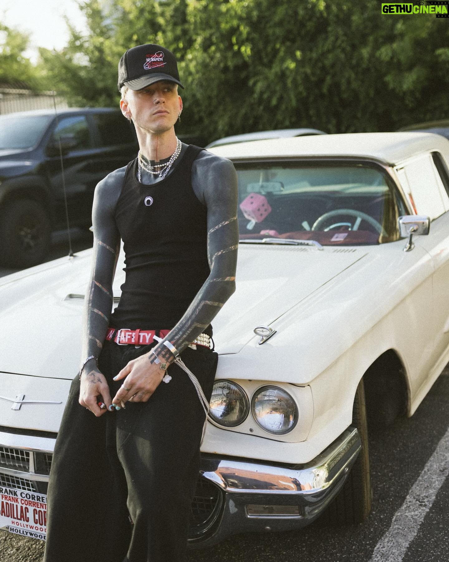 Machine Gun Kelly - 393K Likes - i’m cookin and it’s southern fried. 🥘🎵
📷: @samcahill