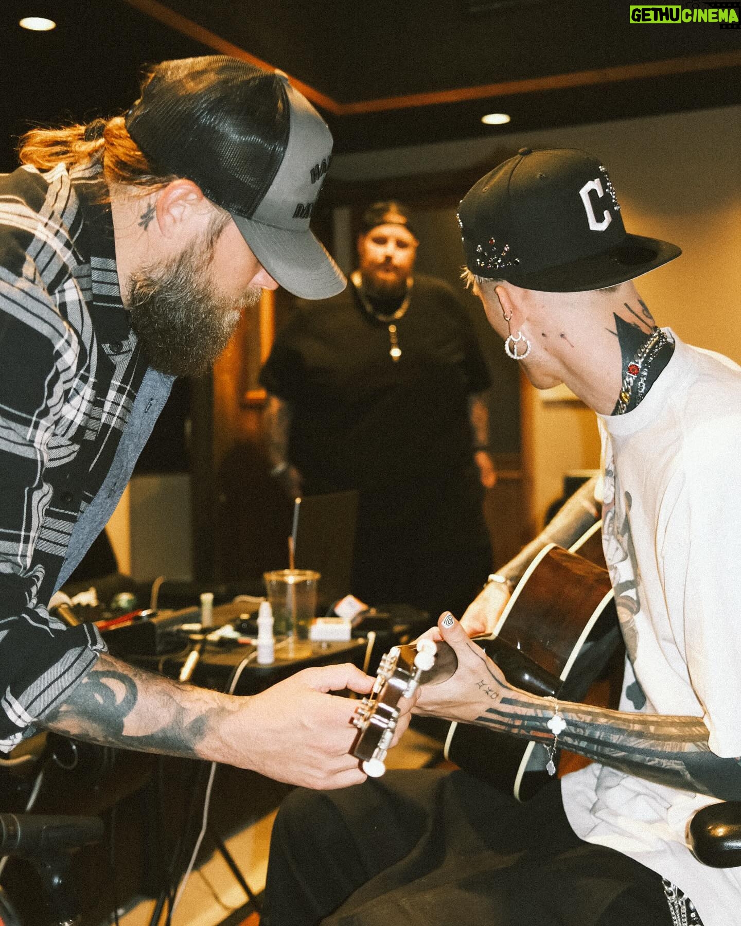 Machine Gun Kelly - 393K Likes - i’m cookin and it’s southern fried. 🥘🎵
📷: @samcahill