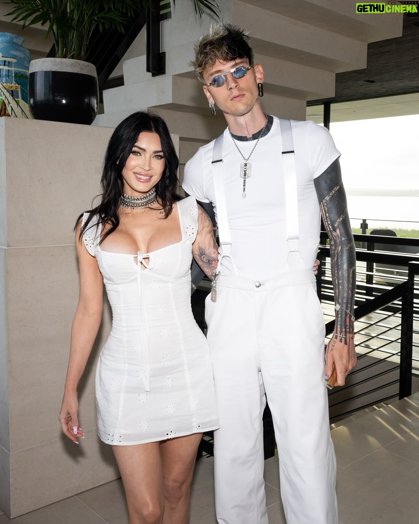 Machine Gun Kelly - 666.1K Likes - i wore white to celebrate my virginity. 🇺🇸🙌🏼