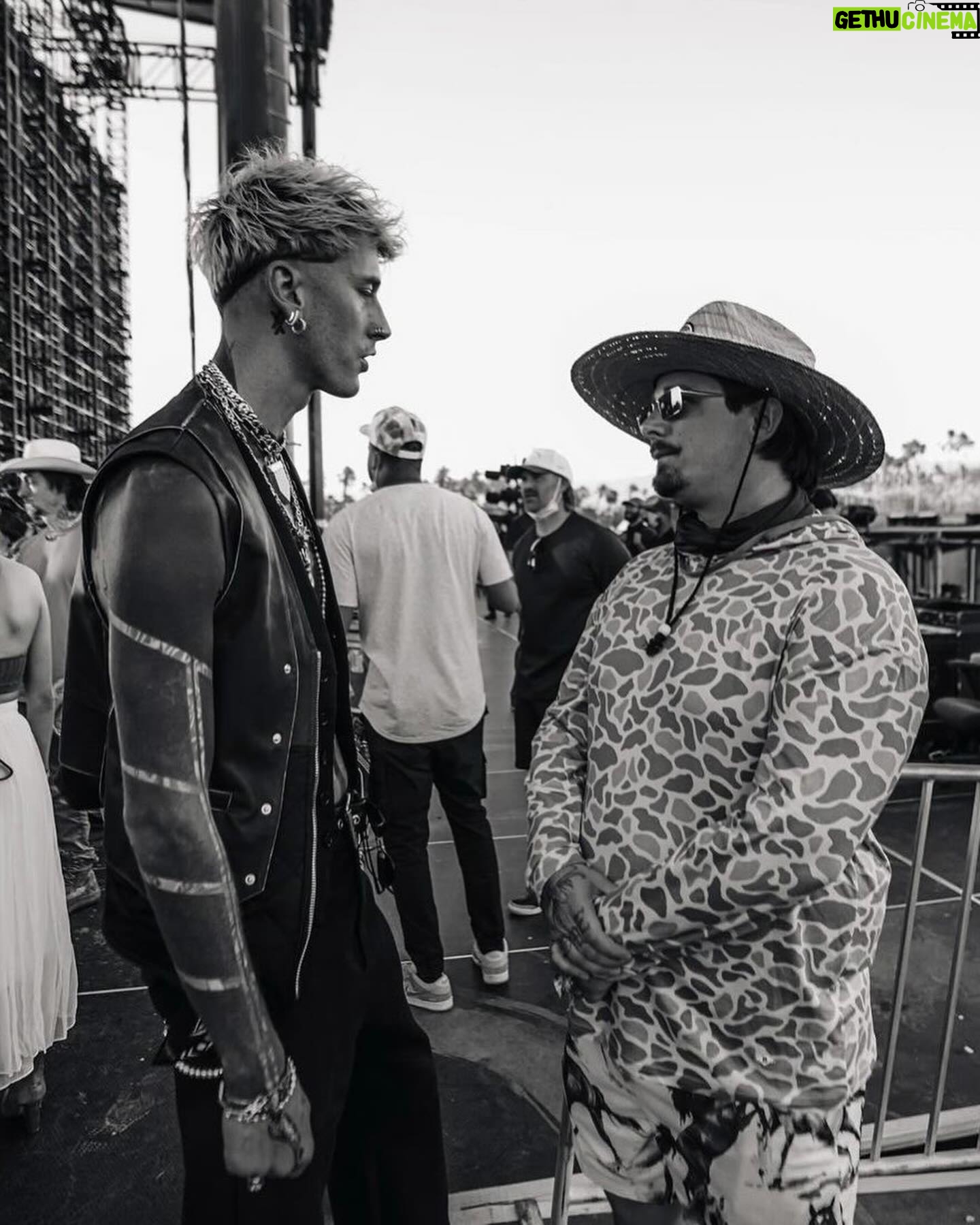 Machine Gun Kelly - 393K Likes - i’m cookin and it’s southern fried. 🥘🎵
📷: @samcahill