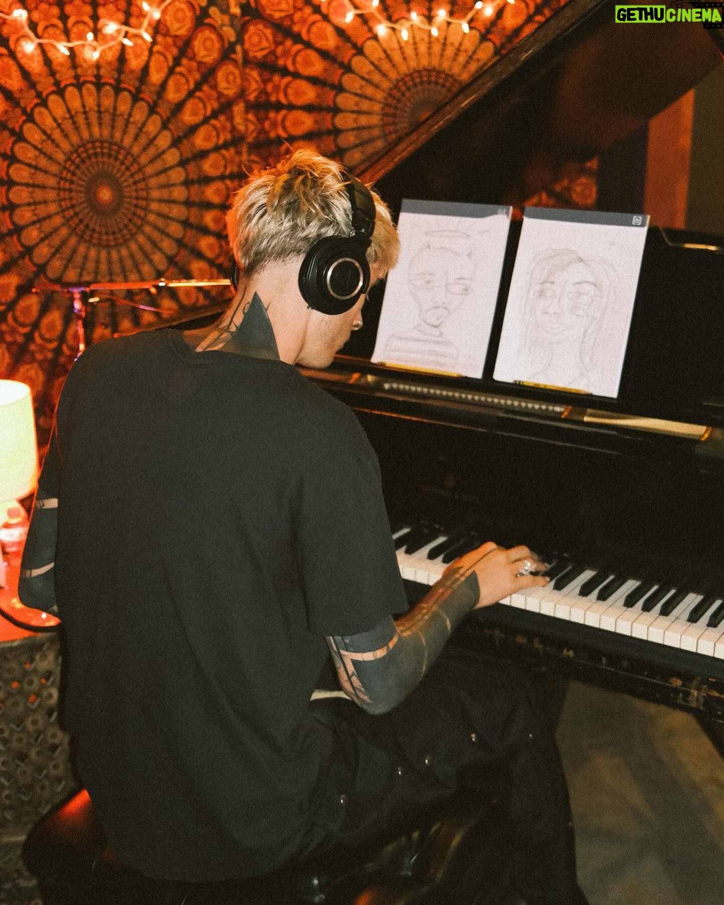 Machine Gun Kelly - 393K Likes - i’m cookin and it’s southern fried. 🥘🎵
📷: @samcahill