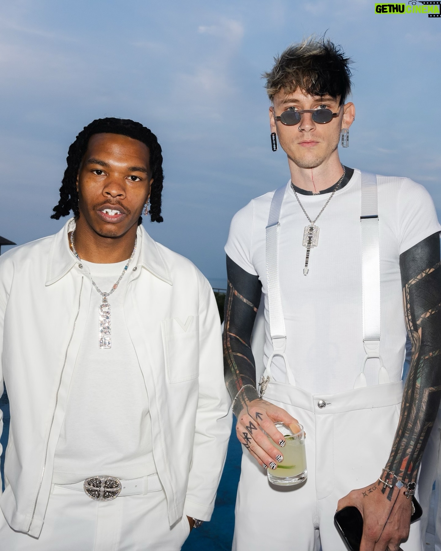 Machine Gun Kelly - 666.1K Likes - i wore white to celebrate my virginity. 🇺🇸🙌🏼