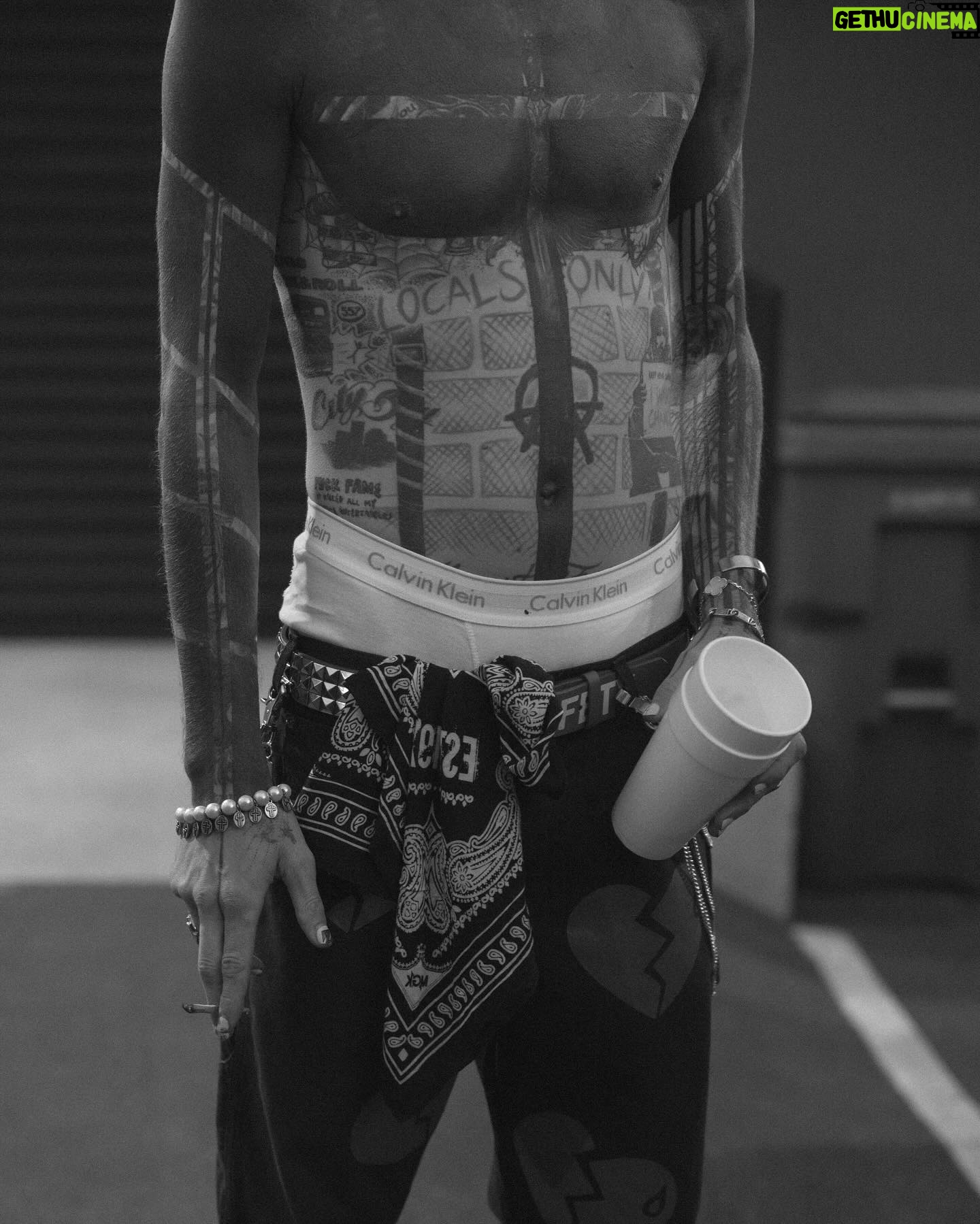 Machine Gun Kelly - 393K Likes - i’m cookin and it’s southern fried. 🥘🎵
📷: @samcahill