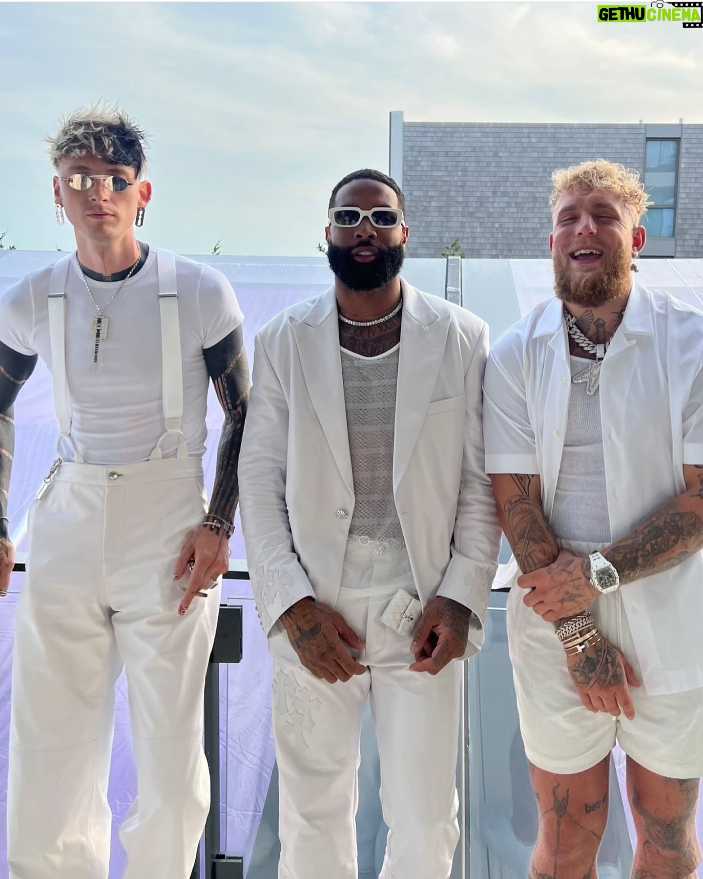 Machine Gun Kelly - 666.1K Likes - i wore white to celebrate my virginity. 🇺🇸🙌🏼