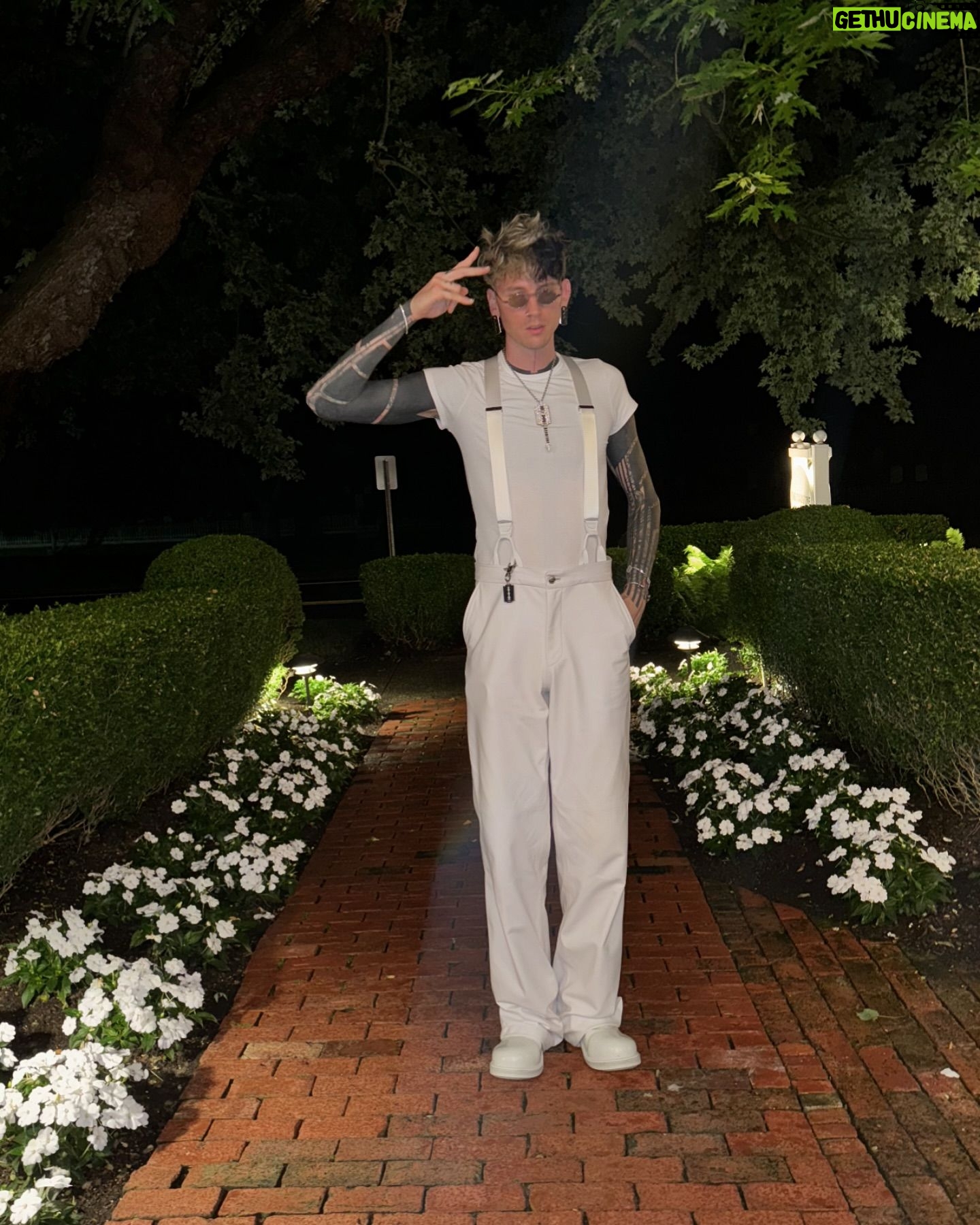 Machine Gun Kelly - 666.1K Likes - i wore white to celebrate my virginity. 🇺🇸🙌🏼