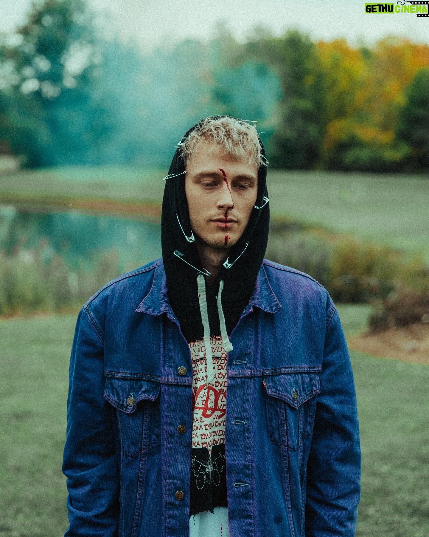 Machine Gun Kelly - 467.5K Likes - 5 years later, Hotel Diablo gets a deluxe. friday we check in. 🗝️🏨😈