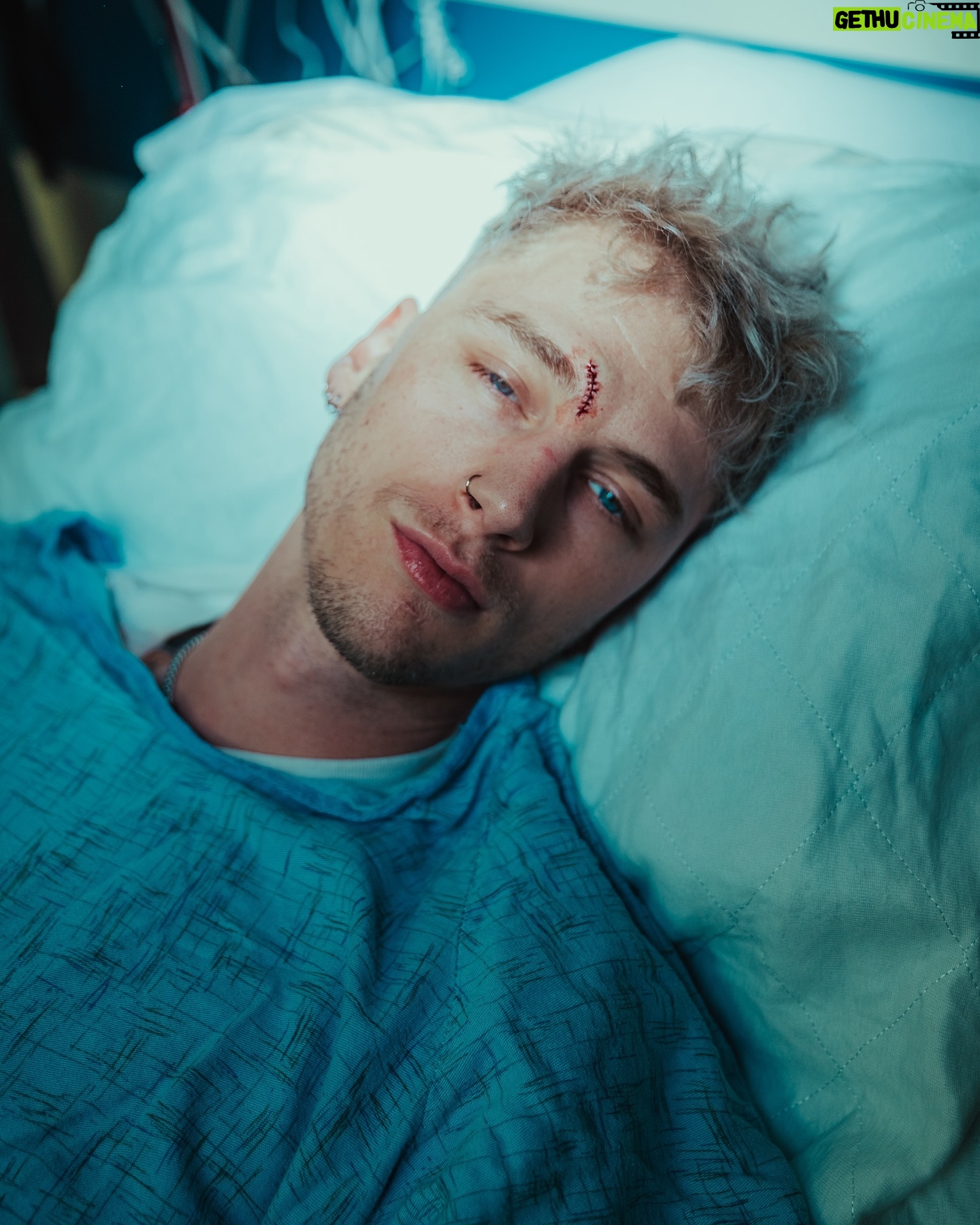 Machine Gun Kelly - 467.5K Likes - 5 years later, Hotel Diablo gets a deluxe. friday we check in. 🗝️🏨😈