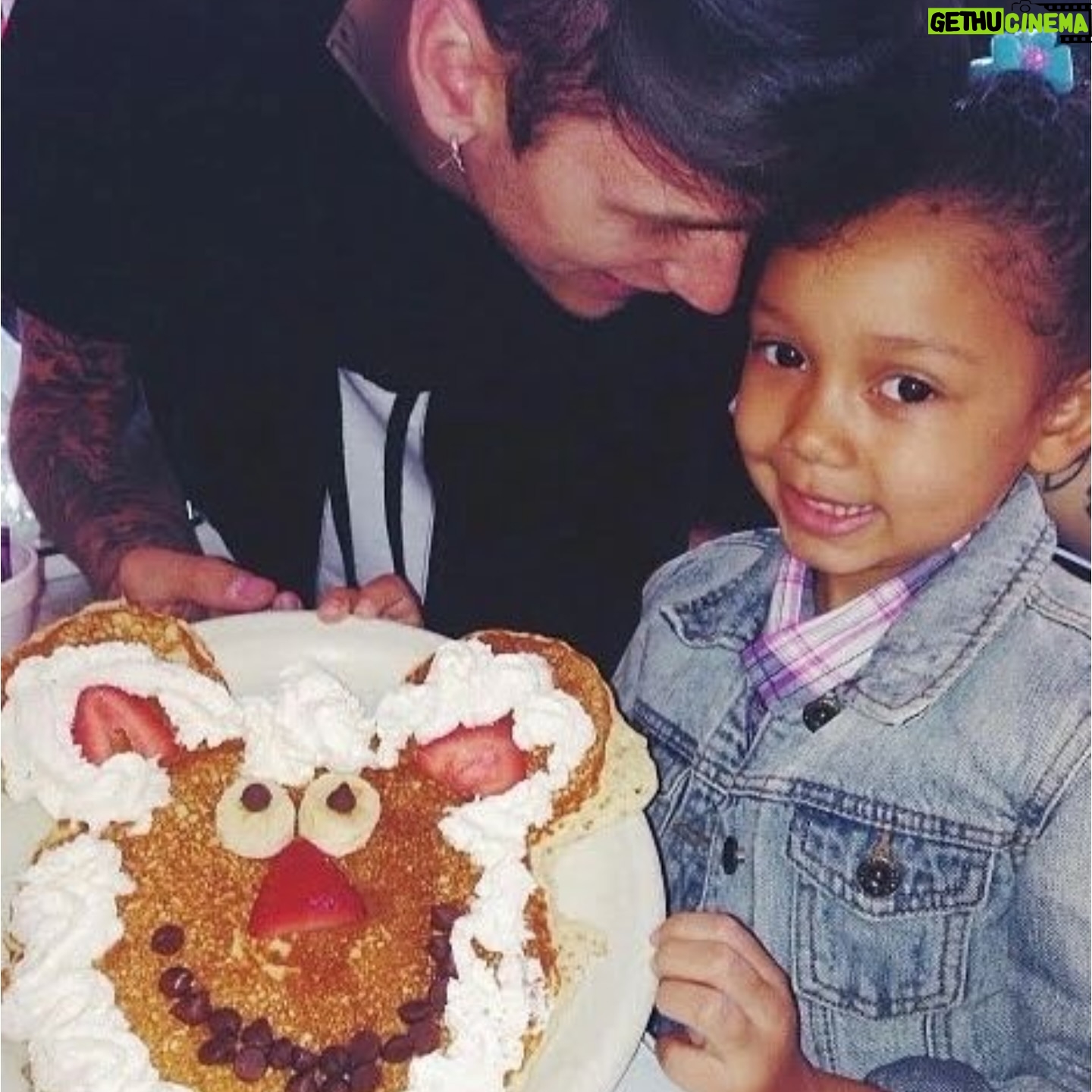 Machine Gun Kelly - 782.6K Likes - the world spins but when i look at you it stops. happy 15th princess 👑 🥰🥹