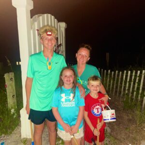 Maci Bookout Instagram - REALLY missing the beach with my babies.🥹🫶🏻🦀 

#familyvacation #beach #bennybaby #missjaydecarter #mrmaverick