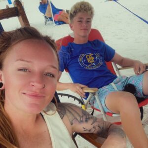 Maci Bookout Instagram - REALLY missing the beach with my babies.🥹🫶🏻🦀 

#familyvacation #beach #bennybaby #missjaydecarter #mrmaverick