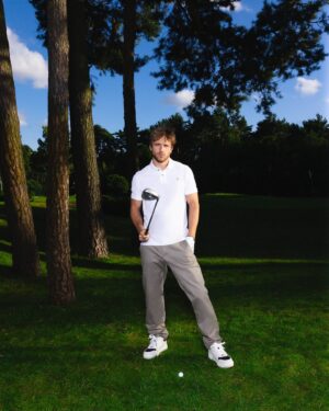 Maciej Musiał Instagram - Golf to sport olimpijski dlatego postanowiłem trochę w niego pograć. To classy i cool dyscyplina, więc wybrałem outfit @guess, bo i ze sportem @guess się lubi. Niestety chyba muszę jeszcze trochę poćwiczyć. Ale do 2028 roku na szczęście jest jeszcze trochę czasu.

#współpracapłatna #LoveGUESS #GUESSMens

📸 @wojtylakk