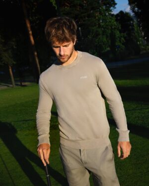 Maciej Musiał Instagram - Golf to sport olimpijski dlatego postanowiłem trochę w niego pograć. To classy i cool dyscyplina, więc wybrałem outfit @guess, bo i ze sportem @guess się lubi. Niestety chyba muszę jeszcze trochę poćwiczyć. Ale do 2028 roku na szczęście jest jeszcze trochę czasu.

#współpracapłatna #LoveGUESS #GUESSMens

📸 @wojtylakk