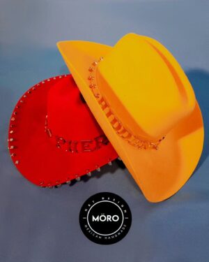 Maddie Jamett Ahumada Instagram - ❤️💛CHICAS MORO💛❤️
⭐HIDDEN MISTAKE X C-PHER ⭐

Estamos muy felices de compartirles estas fotos para mostrarles los hermosos sombreros personalizados de @morohats ⭐

Si desean alguno, pueden ir a su tienda y consultar por el suyo! 🙌✨

💛Hidden Mistake 💛
Vestuario x @lorenzolaines
Sombrero x @morohats 
Pupilente x @lensesglam.mx
Uñas x @runwaynails_

❤️C-Pher❤️
Vestuario x @cpher_art
Sombrero x @morohats 
Pupilentes x @lensesglam.mx
Peluca x @astrid.the.kween

📸 x @ank_cosart

#dragqueen #drag #lmd #hiddenmistake #cpher #mua #vaqueras #dragqueenmakeup #cowgirl #aesthetic #mexico