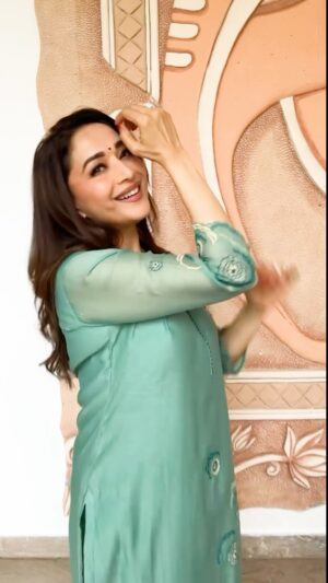 Madhuri Dixit Instagram - Tenu hi taka dholna 🩷🩷🩷 

#reelsinstagram #trendingreels #thursday #dancereels #explore #fyp #reelitfeelit #throwbackthursday