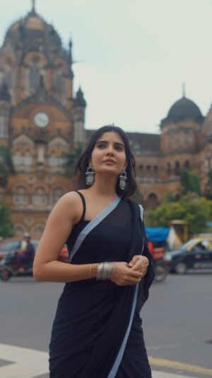 Madhuri Jain Instagram - किसका रस्ता देखे, ऐ दिल, ऐ सौदाई?
मीलों है खामोशी, बरसों है तनहाई 

#mumbai 

🎥: @goldy_darkreelent
Styling : @ishwaryaalaguvel
Saree : @mathugai_handlooms