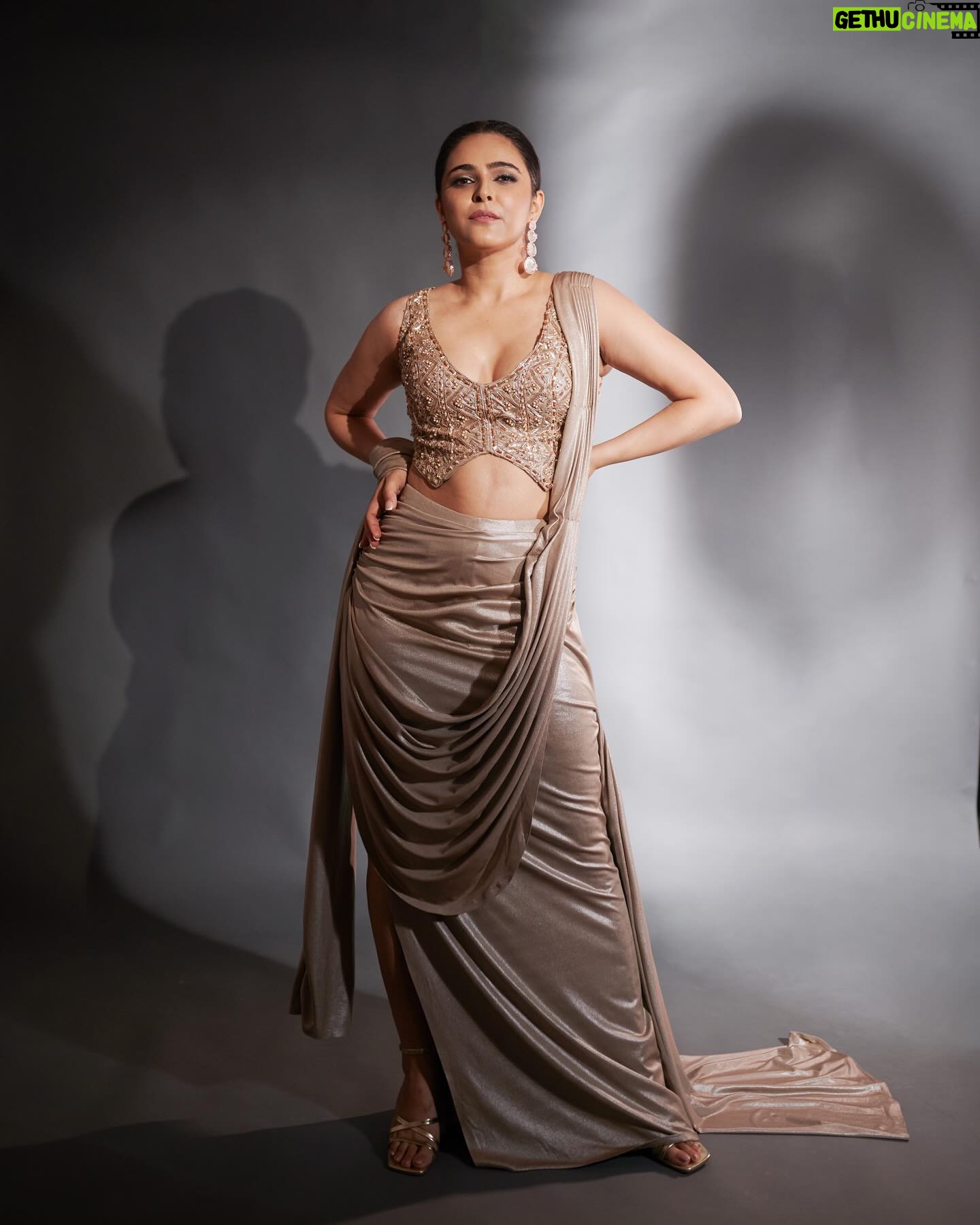 Madhurima Tuli - 30.8K Likes - 💫✨
Stylist @simstyles20
Styling team @stylist_khushbu
Outfit @kalkifashion
Accessories @rebaarifashionjewellery
HMU @raj_mukadam
📸 @mirajverma_photography
Studio - @svmtstudio
#nexastreamingacademyawards #glam #love #evening #awards