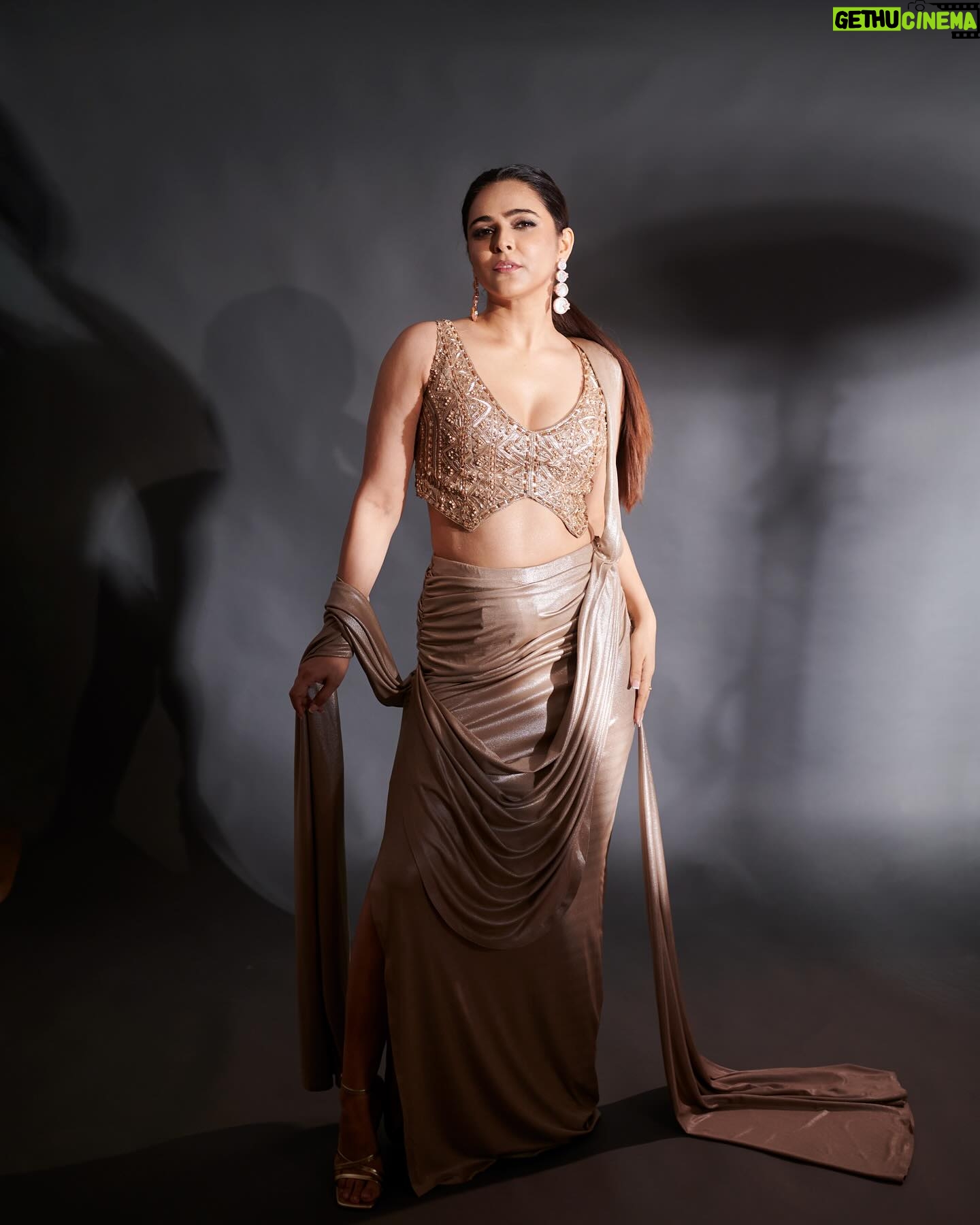 Madhurima Tuli - 30.8K Likes - 💫✨
Stylist @simstyles20
Styling team @stylist_khushbu
Outfit @kalkifashion
Accessories @rebaarifashionjewellery
HMU @raj_mukadam
📸 @mirajverma_photography
Studio - @svmtstudio
#nexastreamingacademyawards #glam #love #evening #awards