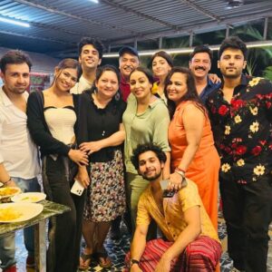 Madhusree Sharma Instagram - देखो तो ये बस एक तस्वीर है यारों,
 पर थोड़ा नज़रिया बदल कर देखो तो,
एक शो में अलग अलग किरदार में आये ये लोग,
अब एक परिवार है यारों.🫶💫
 ✍️ @madhusree_sharma_official 

#mannsundar #family #explore #explorepage #foryoupage #photooftheday #madhusreesharma #outing #instagood