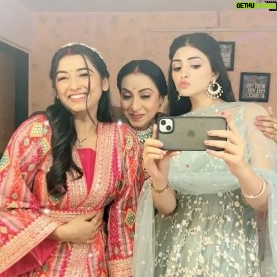 Madhusree Sharma - 7.5K Likes - TV ke kirdar pe na jaiye ….. vo bas writer ✍️ ke kalam ke
Isharon me hum actor dhal jate hai 😊
Parde ke piche hume thoda pyar se dekhe🤩
Ek dusre ke liye sirf pyar hi pyar nazar ayega 💝🧿
#mannsundar #bond #love #explore #explorepage #actorlife #instagood #foryoupage #explore #explorepage