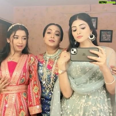 Madhusree Sharma - 7.5K Likes - TV ke kirdar pe na jaiye ….. vo bas writer ✍️ ke kalam ke
Isharon me hum actor dhal jate hai 😊
Parde ke piche hume thoda pyar se dekhe🤩
Ek dusre ke liye sirf pyar hi pyar nazar ayega 💝🧿
#mannsundar #bond #love #explore #explorepage #actorlife #instagood #foryoupage #explore #explorepage