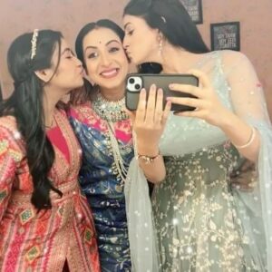 Madhusree Sharma Instagram - TV ke kirdar pe na jaiye ….. vo bas writer ✍️ ke kalam ke 
Isharon me hum actor dhal jate hai 😊
Parde ke piche hume thoda pyar se dekhe🤩
Ek dusre ke liye sirf pyar hi pyar nazar ayega 💝🧿

#mannsundar #bond #love #explore #explorepage #actorlife #instagood #foryoupage #explore #explorepage