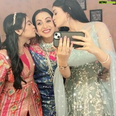 Madhusree Sharma - 7.5K Likes - TV ke kirdar pe na jaiye ….. vo bas writer ✍️ ke kalam ke
Isharon me hum actor dhal jate hai 😊
Parde ke piche hume thoda pyar se dekhe🤩
Ek dusre ke liye sirf pyar hi pyar nazar ayega 💝🧿
#mannsundar #bond #love #explore #explorepage #actorlife #instagood #foryoupage #explore #explorepage