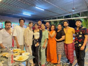 Madhusree Sharma Instagram - देखो तो ये बस एक तस्वीर है यारों,
 पर थोड़ा नज़रिया बदल कर देखो तो,
एक शो में अलग अलग किरदार में आये ये लोग,
अब एक परिवार है यारों.🫶💫
 ✍️ @madhusree_sharma_official 

#mannsundar #family #explore #explorepage #foryoupage #photooftheday #madhusreesharma #outing #instagood