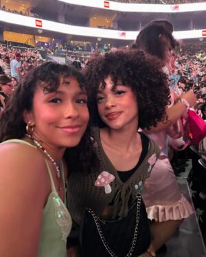 Madison Reyes Instagram - Wish I could go back and tell my middle school self there’d be a trilogy tour 🥳 @littlebodybigheart is one of the reasons I love my gap and is just a big inspiration. Hopefully one day I’ll be able to give you guys the same level of performances, art and music as Melanie
