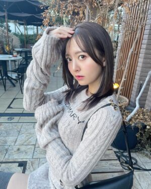 Madoka Moriyasu Instagram - ⁡
年末年始に気分を変えたくて、
シルバーのエクステを数本つけました💇‍♀️

まつげパーマも行ってきたので写りが良い感じ！
どうですか？