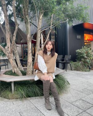 Madoka Moriyasu Instagram - ⁡
この写真撮ってるとき、もう秋冬だというのに太もも3ヶ所蚊に刺されました。昔から刺されやすい体質で…きっと血が美味しいのでしょう。足なんて出すもんじゃないやい！