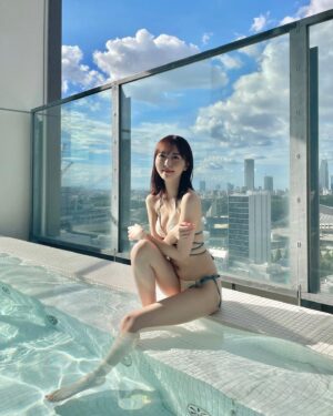 Madoka Moriyasu Instagram - ⁡
昨日はとってもおしゃれな渋谷のプールへ。
プライベートの水着姿載せるなんて、、
グループ卒業したことを実感します笑
⁡
女の子ばかりで小道具も沢山あって
撮影大歓迎！という感じだから、
気兼ねなくたくさん写真撮れた〜
⁡
丸ごとパイナップルのカクテル
とっても美味しいしおすすめ🍍
TikTokに動画あげます！
@soak_jpn