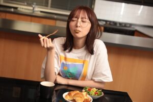 Madoka Moriyasu Instagram - ⁡
⁡
2024年カレンダービジュアル解禁☑︎
⁡
テーマは“私との1日デート”ということで
距離感近め･素の表情多め･メイク薄めで
お送りしています…！
⁡
アザーでこのハイクオリティなので、
実物は写真集ばりに色々な私を詰め込みました。
是非1家に1台🏠
