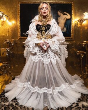 Madonna Instagram - Back in Italy………… 🇮🇹 Happy Birthday to ME 🦁✨🎂🥂🇮🇹♥️

Madonna shot by @ricardogomesinst wearing 
#DolceGabbana and #DGAltaModa
Styling @saint_____rita 
Hair @andrewfitzsimons 
Make up @miyakemakeup
Lighting @courtneyharvier