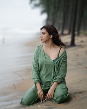 Madonna Sebastian Instagram - On 📸 @_harikumar._ 
Outfit @cafefashion_by_remya_nair 
MUAH @laxmi_saneesh 
🎥
@haaary._ 
@gokul_pratheep_ 
@__naim.___ 

#greenmeansgo #outfit #linencotton #casual #fashion