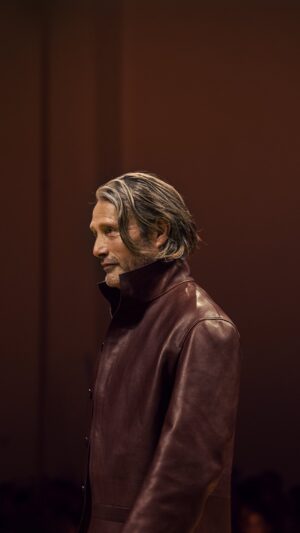 Mads Mikkelsen Instagram - L’OASI DI LINO

Our Global Ambassador @theofficialmads closes the #ZEGNASUMMER25 Fashion Show in Milan.

Dressed in a refined look, it includes the latest iteration of Il Conte jacket in a deep-terracotta calf leather. The new icon is styled with a chocolate-brown jacquard knit and a tailored wide-leg five-pocket trouser. To finish the look, he wears the new Mocassin loafers and carries matching leather bags.

#OASILINO #ZEGNASUMMER25