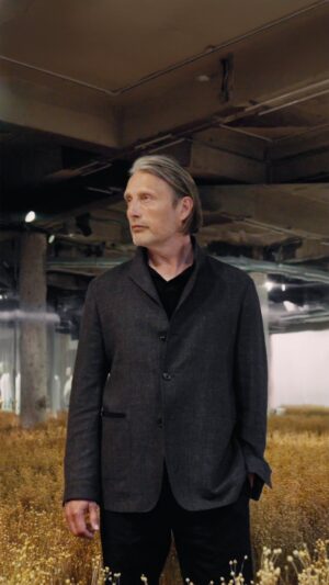 Mads Mikkelsen Instagram - VILLA ZEGNA IN SHANGHAI 

Global Ambassador @theofficialmads finds a serene space in the city: VILLA ZEGNA presents a natural flax field as part of our Oasi Lino experience in Shanghai. 

We’re committed to certifying Oasi Lino fibres as 100% traceable from 2024. 

#FromOasiZegnatoShanghai 
#OASILINO 
#ZEGNASUMMER24