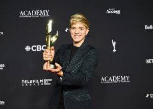 Mae Martin Instagram - Thank you @thecdnacademy for this, holy cow. And thank you @carolyntaylorofficial for having me in your genius brilliant show (I Have Nothing - watch it on @cravecanada it’s insane)
Thanks @jodiurichuk for 🎨