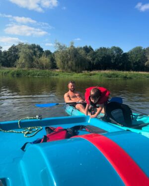 Maëva Martinez Instagram - Photo d’influenceuse 2.0 au calme sur mon pédalo 😂🌞🦆

Maillot de bain une pièce : @etamoficial 

#moment #goodmoments #family #familytime #familyphotography #picoftheday #photooftheday #instagood #instagram #insta #vibes #goodvibes #selflove