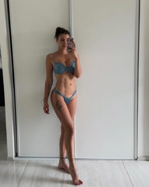Maëva Martinez Instagram - On attend le soleil ici 🌞 le body summer en PLS!

#nosummerbody #summer #bikini #calzedonia #nantes #summerbody #insta #instagood #love #selflove #picoftheday #photooftheday