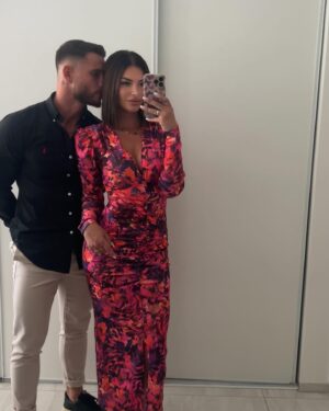 Maëva Martinez Instagram - Joyeuse fête des pères mi amor 🫶🏼
Merci de grandir et d’évoluer avec moi, merci à la vie pour ce que nous avons, merci pour notre fils, notre trésor. Merci d’être notre soutient et nos ailes 🪽 à moi et à notre petit bout de nous. Nous t’aimons très fort plus que la lune papa. 

PS: robe @ledressingdeblondie 

#fetedesperes #padre #fathersday #loveday #loveyou #boyandbaby #family #lovemyfamily #life #instagood #instagram #instalove