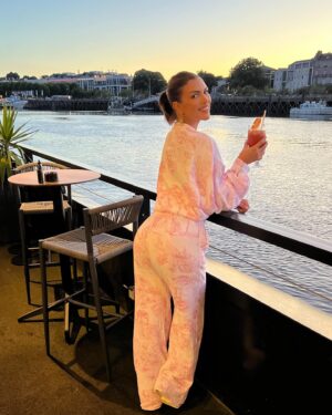 Maëva Martinez Instagram - #yesterday ✨🌙

#lastnight #moon #moonlight #14juillet #mood #picoftheday #instamood #instagood #instagram #selflove #friends #selflove #goodmoments