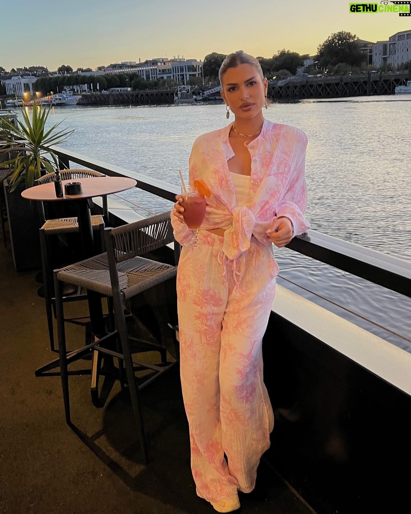 Maëva Martinez - 4.7K Likes - #yesterday ✨🌙
#lastnight #moon #moonlight #14juillet #mood #picoftheday #instamood #instagood #instagram #selflove #friends #selflove #goodmoments