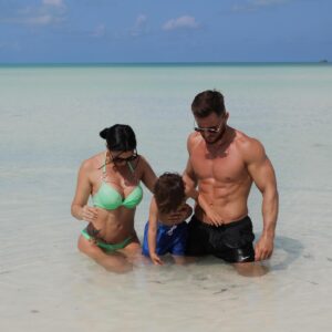 Maëva Martinez Instagram - Family time 🐠🌷☀️

#travel #photo #photography #familytime #team #mood #vibe #goodvibes #instalove #love #selflove #loveisland #instagram #picoftheday