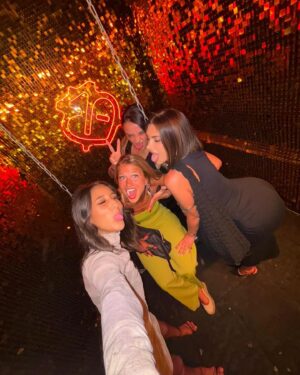 Maëva Martinez Instagram - #besties 🫶🏼 @maeva.a.g.b 

#girl #friend #selflove #funny #love #travel #picoftheday #photooftheday #night #nightphotography #instagood #instamoment #instagram #goodvibes #goodvibesonly #vibes