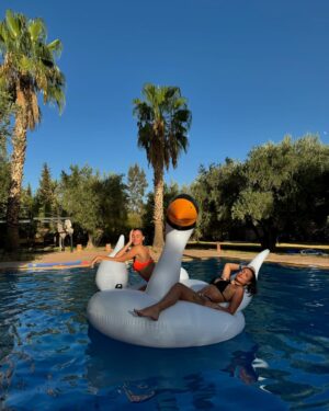 Maëva Martinez Instagram - Un cygne 🦢 pour les crâneuses @barbaraopsomer ✨💥

#friends #love #selflove #funny #funnyday #dayoff #instagood #instagram #instamoment #goodmoments #vibes #goodvibes #picoftheday #photooftheday