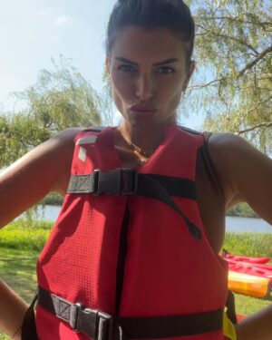 Maëva Martinez Instagram - Photo d’influenceuse 2.0 au calme sur mon pédalo 😂🌞🦆

Maillot de bain une pièce : @etamoficial 

#moment #goodmoments #family #familytime #familyphotography #picoftheday #photooftheday #instagood #instagram #insta #vibes #goodvibes #selflove
