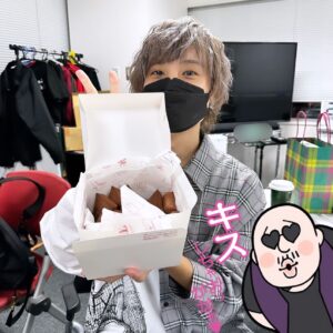 Mafia Kajita Instagram - クソうめぇフィナンシェを🤤
しこりんが並んで買ってきてくれた😘

のわ・どぅ・ぶーる❓

#radigame 
#マフィア梶田
#岡本信彦