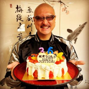 Mafia Kajita Instagram - おかげさまでまたひとつ、面白おかしく年齢を重ねることができました。来日中の母や妹が一足先にお祝いをしてくれましたが、36という数字にいまだ現実感はなく。マジかよと思うばかりであります🫨

誕生日当日の今夜は、わしゃ生！
俺より先に「マジかよ」な年齢を乗り切ってきた親愛なる子供おじさん達と一緒に、皆さまと楽しく過ごしたいと思います🥳

2023年10月14日（土）20：00から「【梶田・ぶくぶ生誕祭2023】マフィア梶田と中村悠一の「わしゃ生」＃41【わしゃがなTV】」を，いつもと違ったところからお届けします。

https://www.youtube.com/live/gWpdkdu67eA?si=238jO1ofh5a_LJ4M

#わしゃがな #わしゃ生 #梶田生誕祭 #ぶくぶ生誕祭