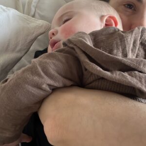 Magui Bravi Instagram - Dump:  6 meses de maternar, trabajar ( o al menos  intentarlo ) no dormir , y esos momentos que me doy cuenta que se me van de las manos tan rápido . Te amo bebito. 
1) ayer 
2) la tia Cami lo vistió de mini rugbier @cammitorress 
3) merendamos en un barcito con amid q saco la ph @amidaquintana 
4) nuevo guion nuevo quilombito @capellinico 
5) 6 meses y se para solito en su cuna : cambiar esa cuna . 
6) dame estas siestas toda la vida 
7) la oficina 
8) y un libro que me gusto muchisimo @perfumo_cristian