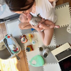 Magui Bravi Instagram - Dump:  6 meses de maternar, trabajar ( o al menos  intentarlo ) no dormir , y esos momentos que me doy cuenta que se me van de las manos tan rápido . Te amo bebito. 
1) ayer 
2) la tia Cami lo vistió de mini rugbier @cammitorress 
3) merendamos en un barcito con amid q saco la ph @amidaquintana 
4) nuevo guion nuevo quilombito @capellinico 
5) 6 meses y se para solito en su cuna : cambiar esa cuna . 
6) dame estas siestas toda la vida 
7) la oficina 
8) y un libro que me gusto muchisimo @perfumo_cristian